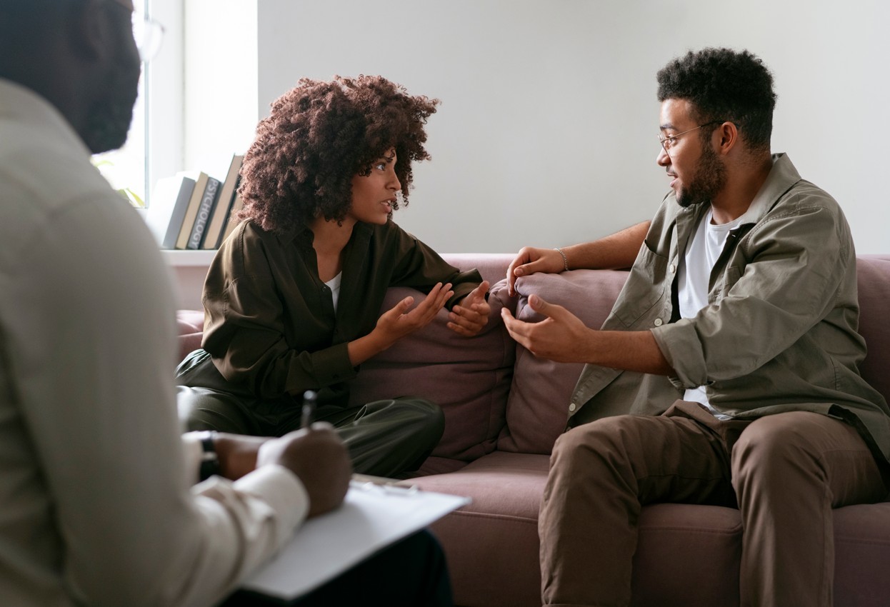 Couple en séance de thérapie avec un psychologue à Aubagne, discutant pour améliorer la communication et apaiser les tensions relationnelles.