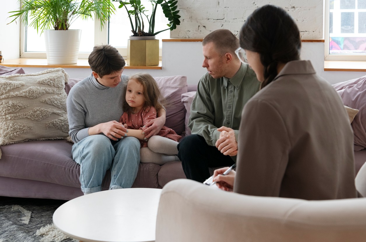 Famille avec un enfant en séance de thérapie familiale à Aubagne, accompagnée par un psychologue pour renforcer les liens et apaiser les tensions.