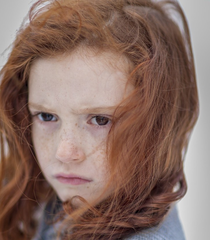 Portrait d’une fillette au regard triste illustrant les difficultés émotionnelles rencontrées chez l’enfant accompagnées par un psychologue à Aubagne.